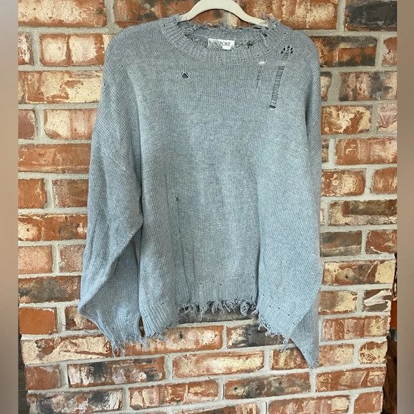The post Victoria distressed sweater - Picture 2 of 10